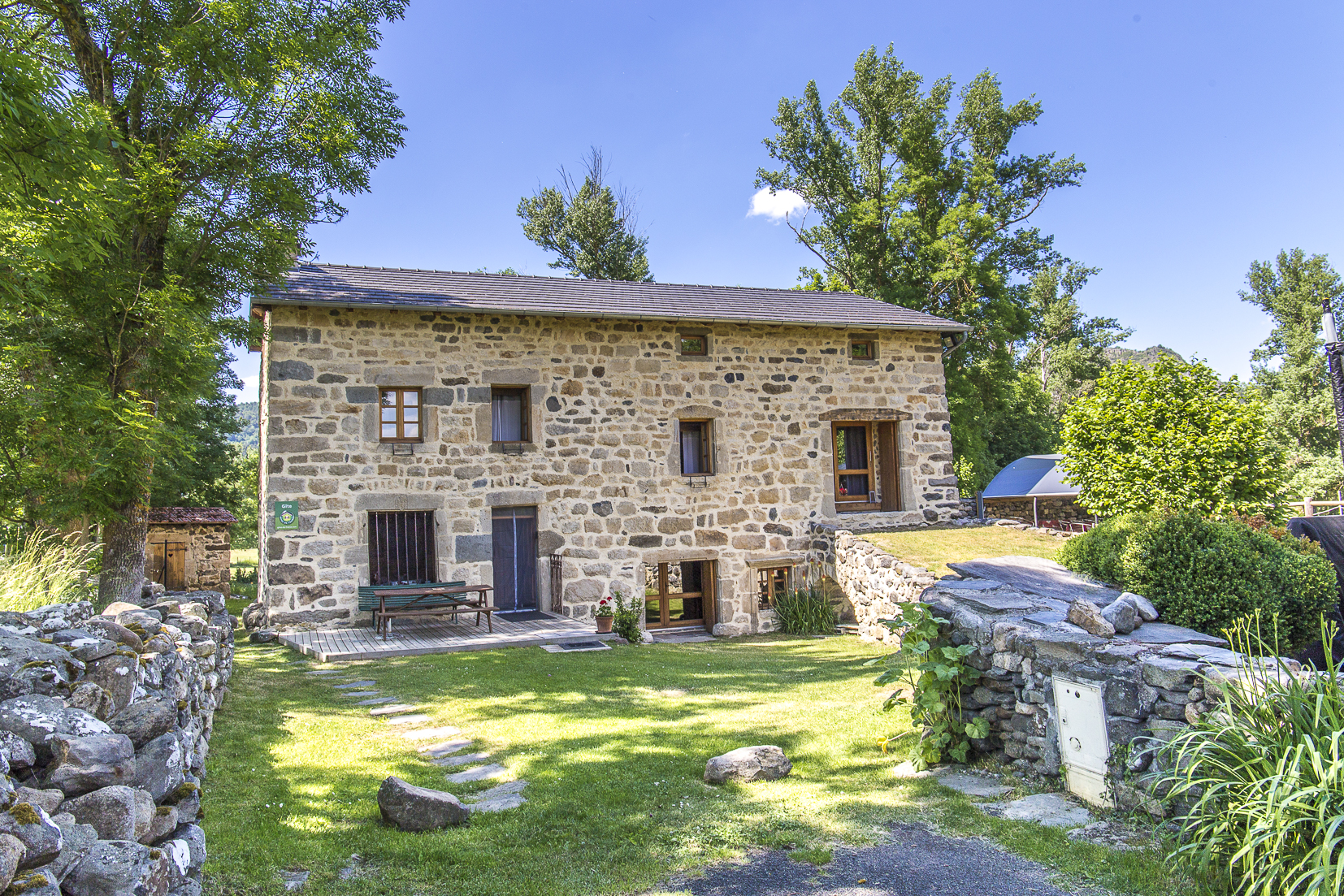 Façade en pierre authentique du Gîte de Ferret en Haute-Loire